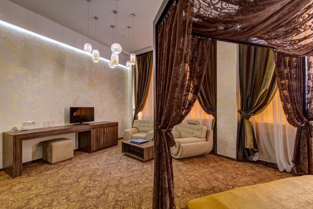 Khan-Chinar Hotel Dnipro Exterior photo