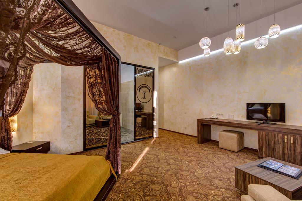 Khan-Chinar Hotel Dnipro Exterior photo