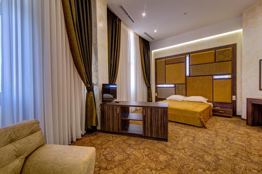 Khan-Chinar Hotel Dnipro Exterior photo