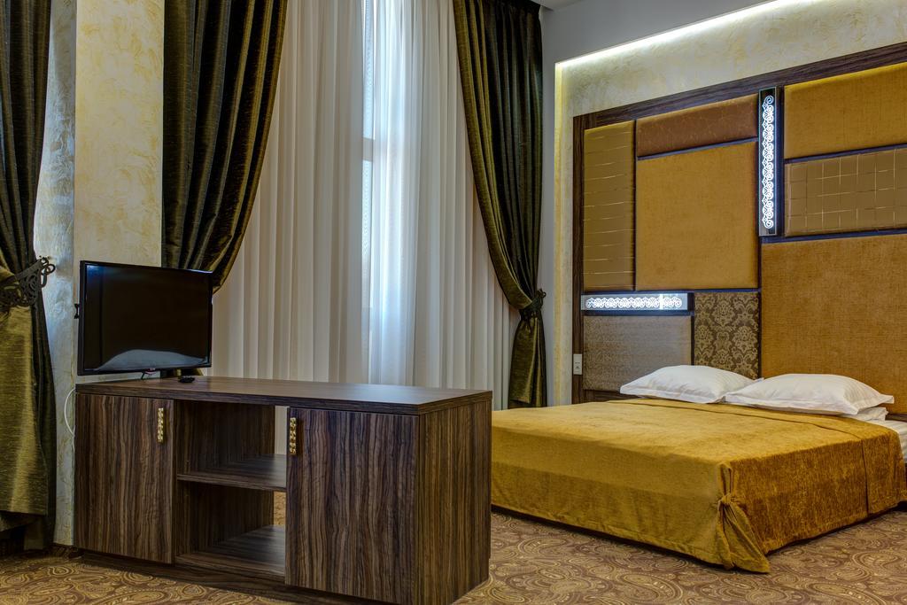 Khan-Chinar Hotel Dnipro Exterior photo